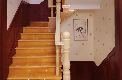 武宁中式别墅室内汉白玉石楼梯的定制安装装饰效果